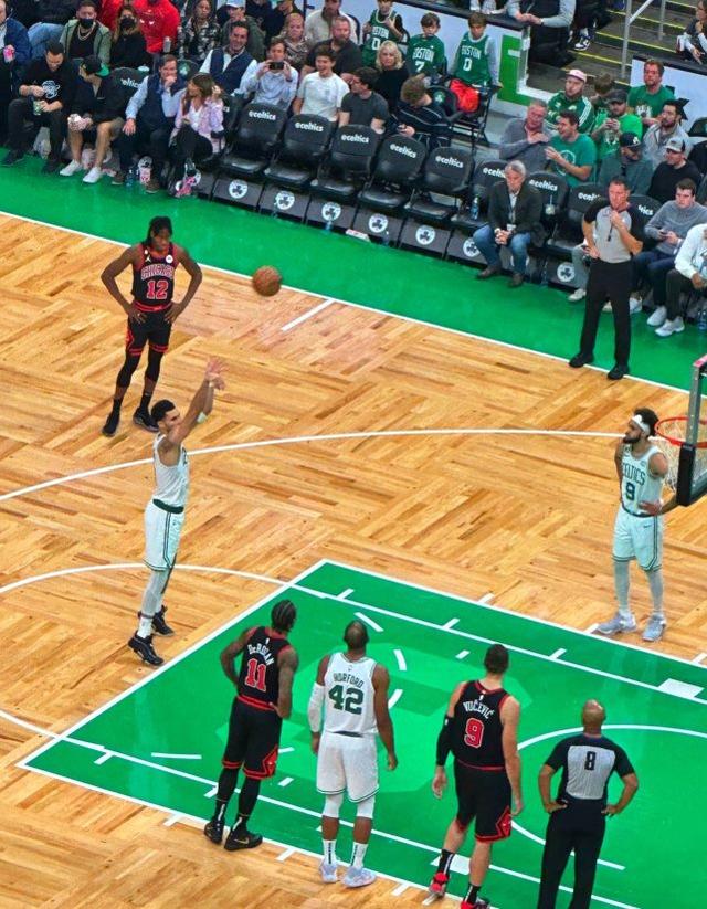 公牛完胜青岛队,塔图姆带队取胜 公牛完胜青岛队,塔图姆带队取胜