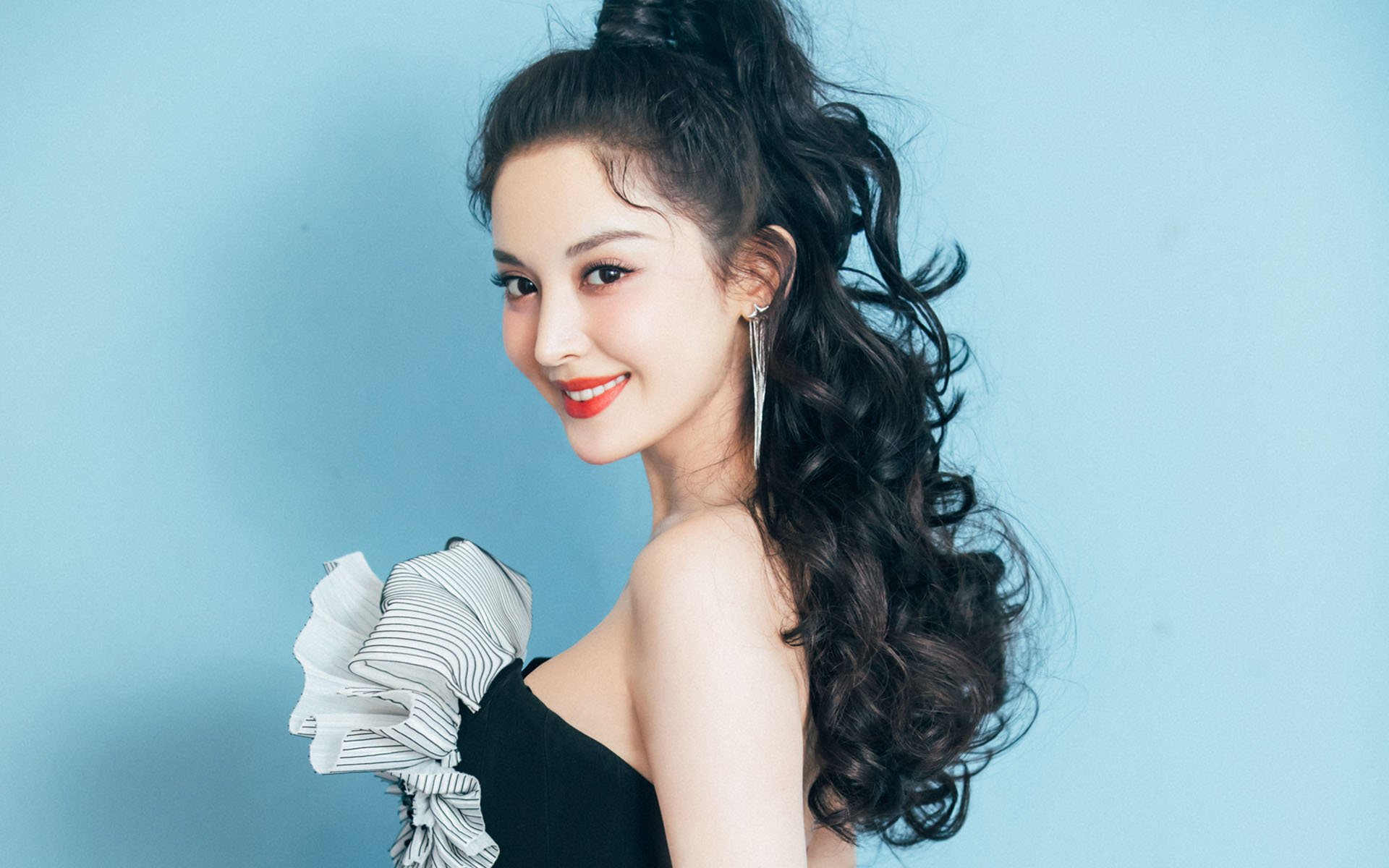 双赛道的绝对掌控者，从76人制霸老鹰到欧文F1揭幕战的赛场统治力